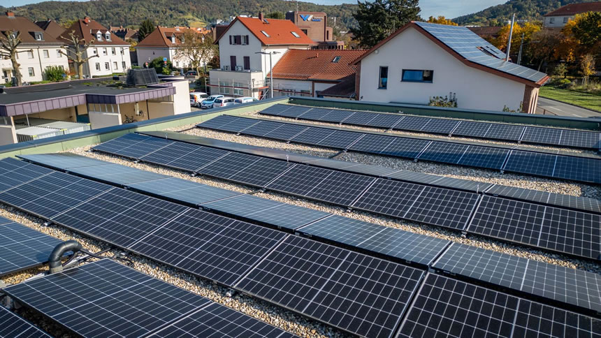 Solaranlage auf freiem Feld